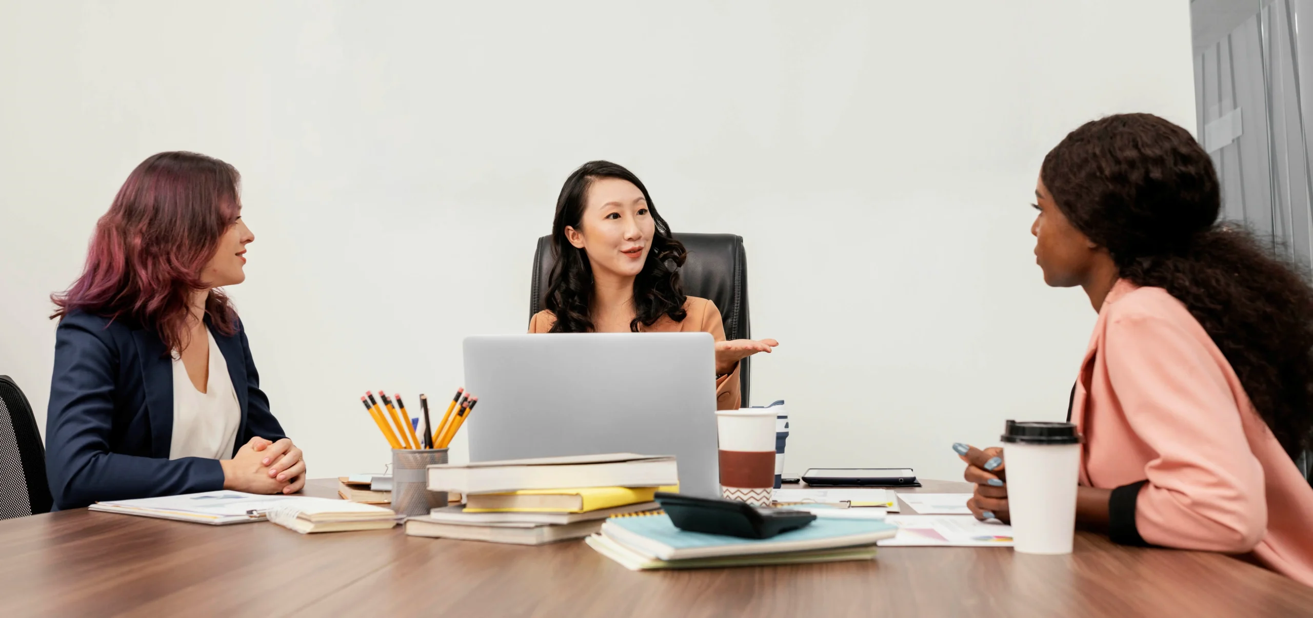 medium-shot-women-discussing